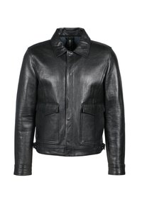 Chaqueta de cuero negra con cuello, que presenta dos bolsillos frontales con solapa y una textura suave. Diseño sencillo con sutiles detalles de costura.
