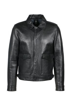 Chaqueta de cuero negra con cuello, que presenta dos bolsillos frontales con solapa y una textura suave. Diseño sencillo con sutiles detalles de costura.
