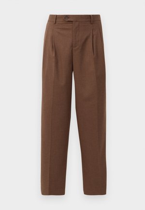 Pantalones marrones ajustados de corte recto, con pliegues visibles, bolsillos frontales y un cierre de un solo botón en la cintura. Textura suave.
