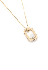 Kultaketju, jossa on suorakulmainen riipus. Riipuksessa on sisälle asetettu jalokivimäinen helmi, jota koristavat pienet kirkkaat kristallit reunoilla.