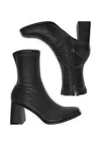 Čierne kožené členkové čižmy s okrúhlou špičkou, robustným blokovým podpätkom a bočným zipsom na zapínanie. Hladká štruktúra, priliehavý strih.
