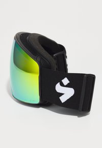 Occhiali da sci con una grande lente verde specchiata, montatura nera e cinturino nero con un logo bianco. Imbottitura in schiuma lungo la montatura per il comfort.