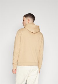 Tommy Jeans LINEAR LOGO - Športni pulover - tawny sand