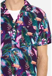 Košeľa s krátkym rukávom v tmavej fialovej farbe s živou tropickou kvetinovou a zvieracou potlačou, obsahujúcou tukany, listy a hady v jasných farbách.