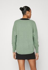 ONLY ONLRICA LIFE L/S V-NECK - Maglione - hedge green melange