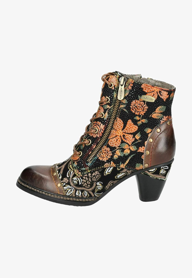 Kožené ankle boot z umělé kůže s květinovým vzorem, hnědá špička, dekorativní cvočky a boční zip. Obsahuje masivní podpatek a šněrování.