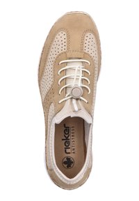 Scarpe in suede beige con tomaia perforata e dettagli crema. Presentano lacci, un bottone rotondo e una soletta imbottita con logo del marchio.