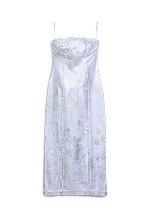 Abito metallico argento con sottili spalline regolabili, corpetto aderente e silhouette dritta. Texture liscia con una leggera lucentezza e cuciture verticali.