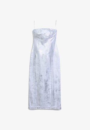 Abito metallico argento con sottili spalline regolabili, corpetto aderente e silhouette dritta. Texture liscia con una leggera lucentezza e cuciture verticali.