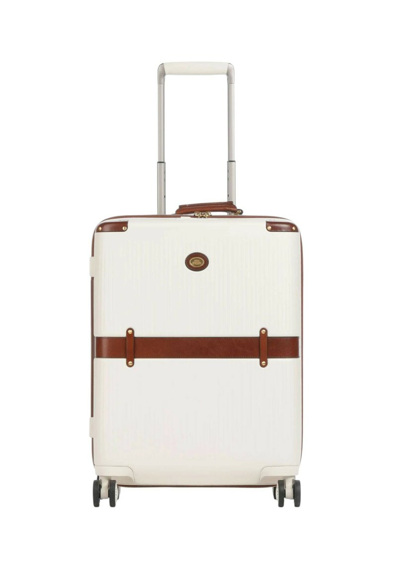 Valigia rigida bianca con dettagli in pelle beige e manico retrattile. Presenta ruote nere e una superficie testurizzata. Design durevole e funzionale.