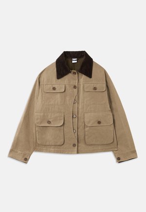 Veste en coton beige avec un col en velours côtelé foncé, quatre poches avant, fermeture à boutons et manches longues. Présente une coupe décontractée.