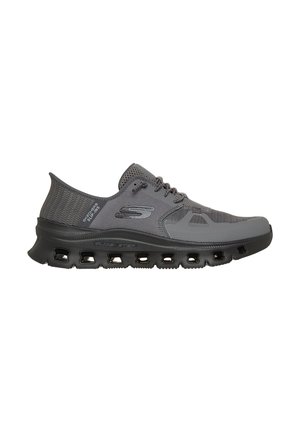 Dunkelgrauer Skechers Slip-On Sportschuh mit schwarzer belüfteter Sohle und schnürbarem Mesh-Obermaterial für Atmungsaktivität und Komfort.