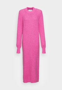 Abito lungo e aderente di un brillante colore rosa, realizzato in tessuto a maglia a coste. Presenta maniche lunghe e un collo rotondo, con una texture liscia.