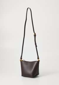 Sac en cuir marron à porter en bandoulière, de forme décontractée, avec une sangle ajustable et des finitions en métal doré. Texture lisse avec des accents minimaux.