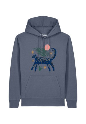 Blauer Hoodie mit Tasche vorne, darauf eine stilisierte dunkelblaue Katze mit goldenen Streifen, umgeben von grünen Blättern, Sternen und einem pfirsichfarbenen Sonnenkreis.