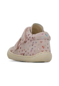 Roze klittenbandschoen van zacht suede materiaal, met een patroon van iriserende harten. Ronde neus en textuurrubberzool.