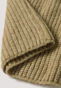 Strickschal in Sandfarbe mit geripptem Muster, aus weichem, flauschigem Garn. Der Stoff hat ein warmes, dickes Aussehen und eignet sich gut für kaltes Wetter.