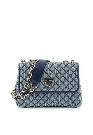 Sac à main Guess en denim bleu matelassé avec bandoulière en chaîne, détails en cuir et logo de marque métallique triangulaire sur le rabat avant.