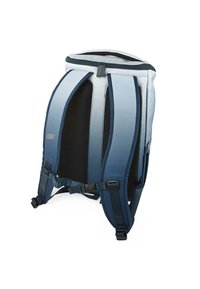 Mochila azul y gris con correas acolchadas, respaldo de malla y parte superior con cremallera. Presenta un cinturón ajustable en la cintura y un diseño ergonómico.