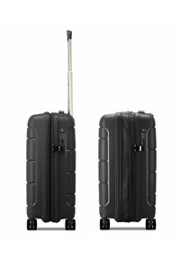 Valigia rigida nera con texture scanalata, manico telescopico argentato, lucchetto a combinazione e quattro ruote per la mobilità.