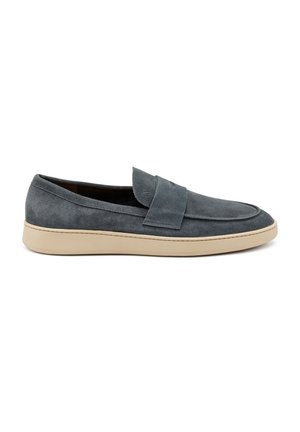 Mocassini in suede grigio con suola in gomma beige, caratterizzati da una tomaia liscia e una fascia piegata sul davanti per una facile calzata.
