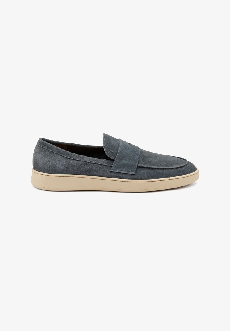 Mocassini in suede grigio con suola in gomma beige, caratterizzati da una tomaia liscia e una fascia piegata sul davanti per una facile calzata.