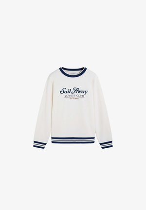 Sudadera blanca de manga larga con cuello, puños y franjas en el dobladillo en azul marino, con el texto "Sail Away Voyage Club EST. 1992" en el frente.