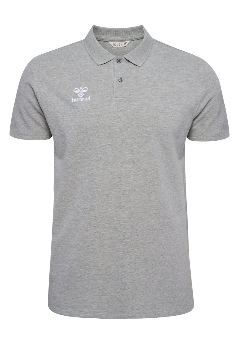 Camisa polo gris de algodón con un color clásico, dos botones y acentos de logo bordado en el lado izquierdo del pecho.