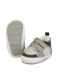 Graue und weiße Kleinkinderschuhe mit Klettverschlüssen, strukturiertem Obermaterial, weicher Innensohle und gummierten Sohlen mit Sternenmustern.