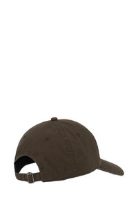 Cappellino da baseball in cotone marrone con visiera curvata, striscia regolabile sul retro e design a sei pannelli con occhielli di ventilazione.