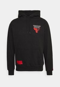 Felpa nera con tasca a marsupio, con testo e logo rosso "Chicago Bulls" sul petto e dettaglio "NBA" rosso sull'orlo.