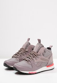 Graue und rosafarbene High-Top-Sneaker aus strukturiertem Mesh und glattem Kunstleder, mit dicken Schnürsenkeln und einer Gummisohle.