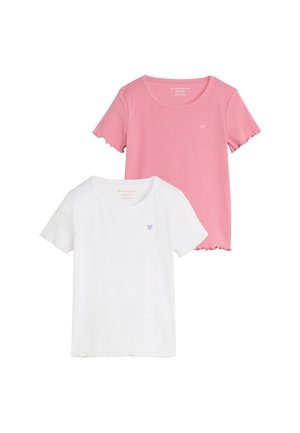 Zwei kurzärmelige gerippte Crop-Tops, eines rosa und eines weiß, jeweils mit einem kleinen Herzdetail auf der linken Brust.