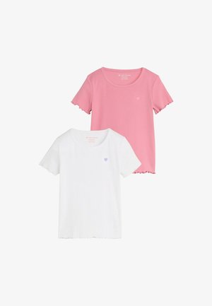 Zwei kurzärmelige gerippte Crop-Tops, eines rosa und eines weiß, jeweils mit einem kleinen Herzdetail auf der linken Brust.