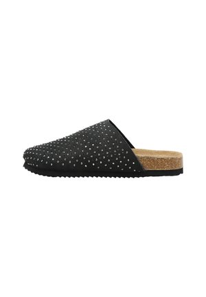 Mule negro tipo slip-on con plantilla de corcho, suela negra y parte superior decorada con pequeños tachones plateados, mostrado de perfil.