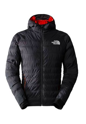 Giacca nera isolata con cappuccio, caratterizzata da un design trapuntato, dettagli arancioni, zip frontale e logo sull'area sinistra del petto.