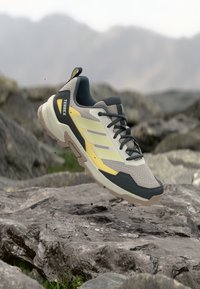 Επιλέχθηκε, light brown/dual yellow/alumina