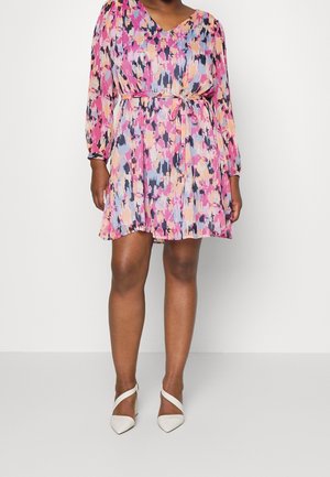 Kortärmad klänning med V-ringning i ett färgglatt abstrakt mönster med rosa, blå och svarta nyanser; insydd midja med ett knytbälte.