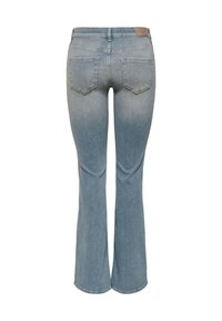 Jean en denim bleu clair vu de dos avec deux poches arrière et jambes légèrement évasées sur fond blanc.