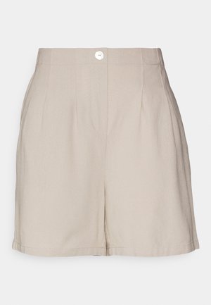 Shorts en lin beige à coupe ajustée, dotés d'une fermeture à un bouton et de plis, offrant une texture douce et une silhouette décontractée.