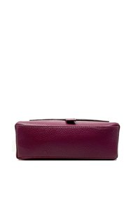 Borsa in pelle di un profondo bordeaux, forma rettangolare, superficie testurizzata, con una chiusura magnetica centrale e senza dettagli visibili in metallo.