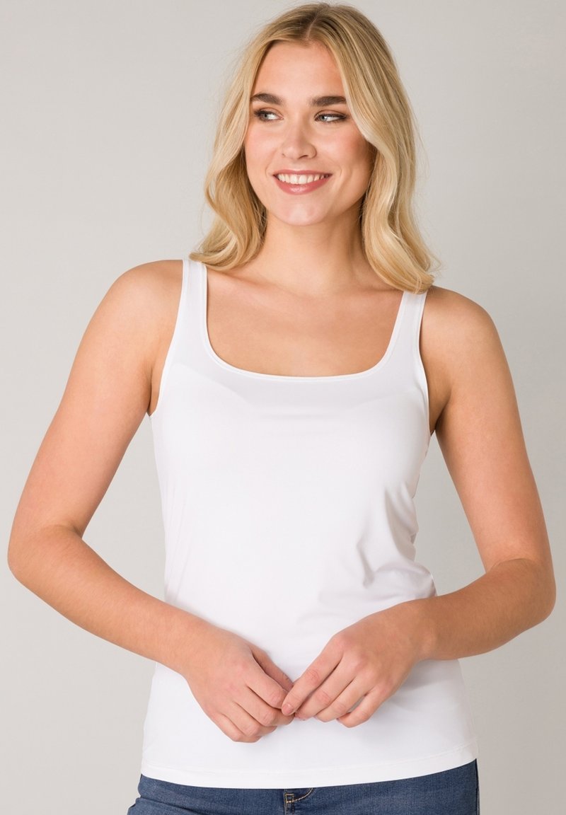 Witte tanktop met een vierkante halslijn, dunne schouderbandjes en een aansluitend ontwerp. Gemaakt van gladde, rekbare stof, geschikt voor lagen of casual draagstijl.