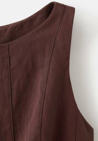 Top sin mangas marrón con una textura suave, escote redondo y costuras ajustadas, que resaltan un diseño entallado.