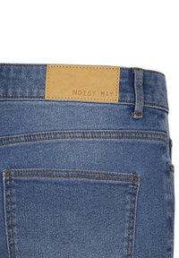 Spijkerbroek met een middelhoge taille, lichtblauwe kleur, geel-oranje stiksels en een tan leren label met gecodeerde tekst "NOISY MAY."