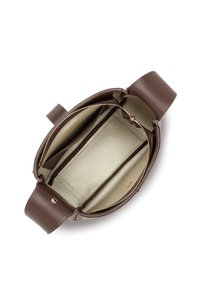 Sac à main en cuir brun avec une surface texturée. L'intérieur présente une doublure de couleur clair et plusieurs compartiments, y compris une section zippée.