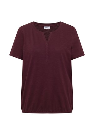 Chemise bordeaux à manches courtes avec un col rond et une petite encoches en V à l'avant, dotée d'un ourlet légèrement froncé.