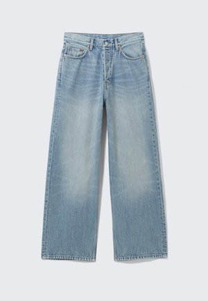 Jeans in denim azzurro chiaro a gamba larga, caratterizzati da un effetto sbiadito, cinque tasche e rivetti in metallo; silhouette dritta con orlo pulito.