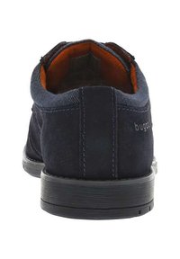 Chaussure en daim bleu marine avec une semelle en caoutchouc, dotée d'un col rembourré, d'une doublure intérieure orange et de surpiqures bleues le long des bords.