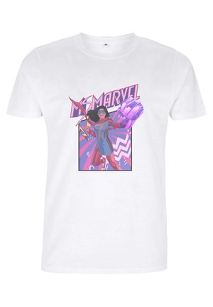 Biała bawełniana koszulka z graficznym nadrukiem przedstawiającym superbohaterkę w kolorowym stroju, trzymającą broń, z stylizowanym tekstem powyżej.
