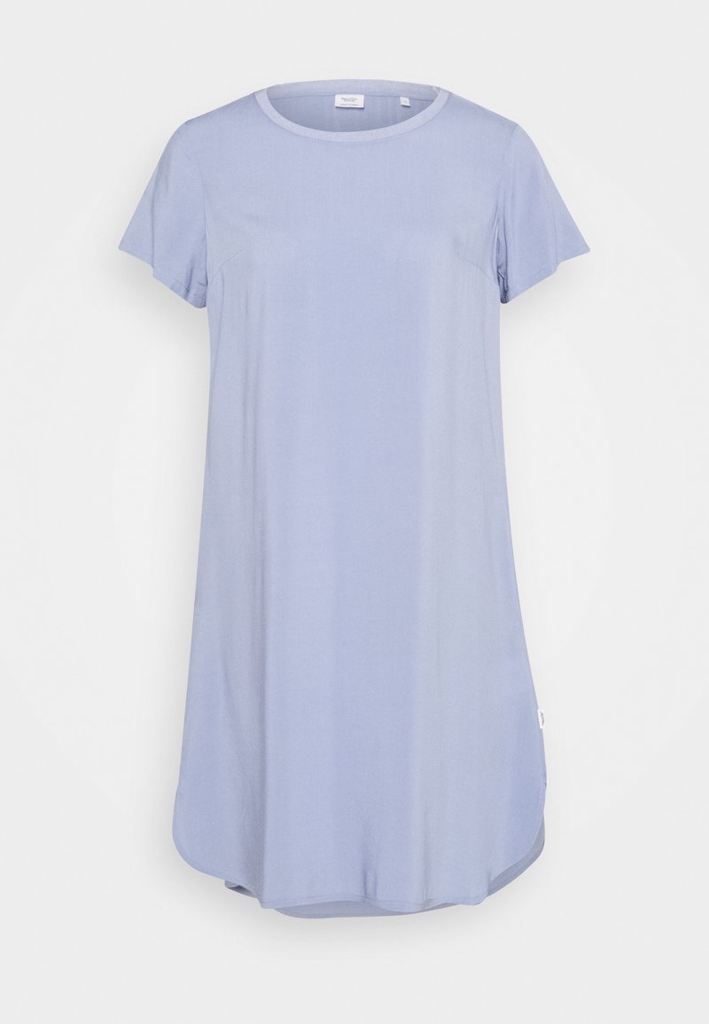 Robe décontractée bleu clair à manches courtes avec encolure ronde et ourlet légèrement arrondi, présentée sur un fond blanc.